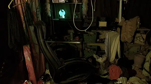 Snapshot of Ombeline1 chatting on 11/10/25, 11:21 Ombeline1 online show from 11/10/25, 11:21