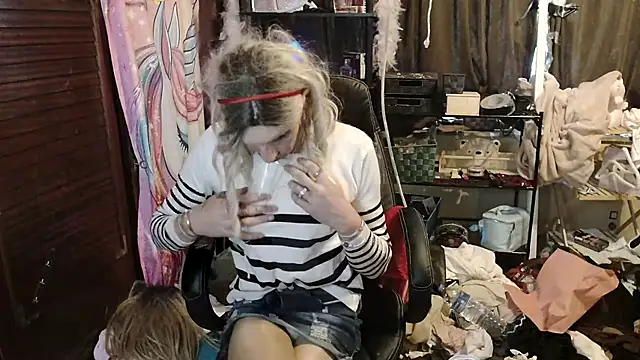 Snapshot of Ombeline1 chatting on 11/03/25, 02:09 Ombeline1 online show from 11/03/25, 02:09