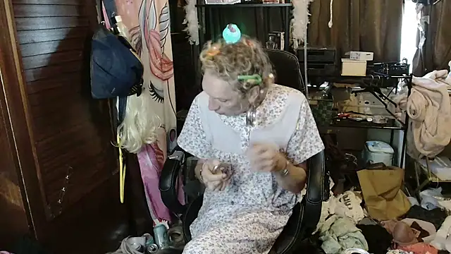 Snapshot of Ombeline1 chatting on 11/29/25, 08:03 Ombeline1 online show from 11/29/25, 08:03