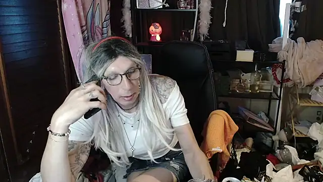 Snapshot of Ombeline1 chatting on 10/22/25, 04:39 Ombeline1 online show from 10/22/25, 04:39