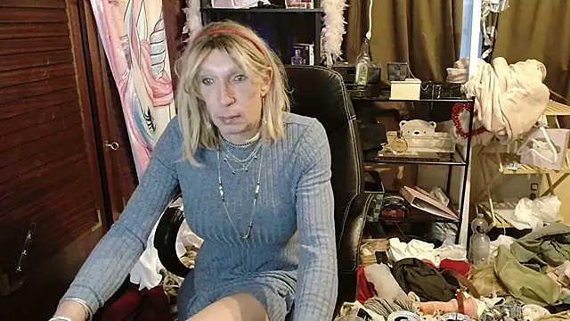 Snapshot of Ombeline1 chatting on 10/25/25, 04:51 Ombeline1 online show from 10/25/25, 04:51