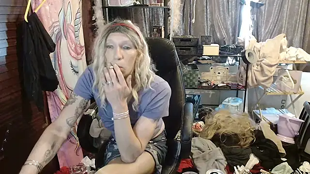 Snapshot of Ombeline1 chatting on 11/09/25, 11:03 Ombeline1 online show from 11/09/25, 11:03