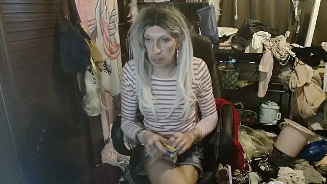 Snapshot of Ombeline1 chatting on 12/18/25, 08:19 Ombeline1 online show from 12/18/25, 08:19