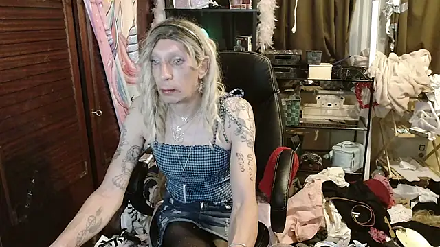 Snapshot of Ombeline1 chatting on 11/01/25, 02:40 Ombeline1 online show from 11/01/25, 02:40