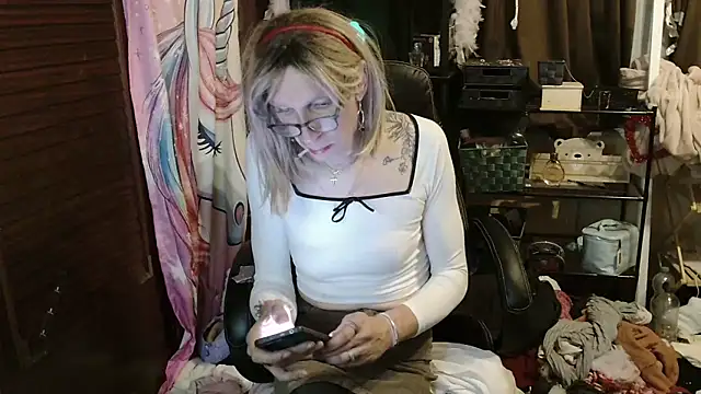 Snapshot of Ombeline1 chatting on 10/28/25, 05:56 Ombeline1 online show from 10/28/25, 05:56