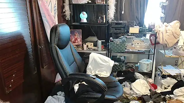 Snapshot of Ombeline1 chatting on 10/30/25, 07:17 Ombeline1 online show from 10/30/25, 07:17