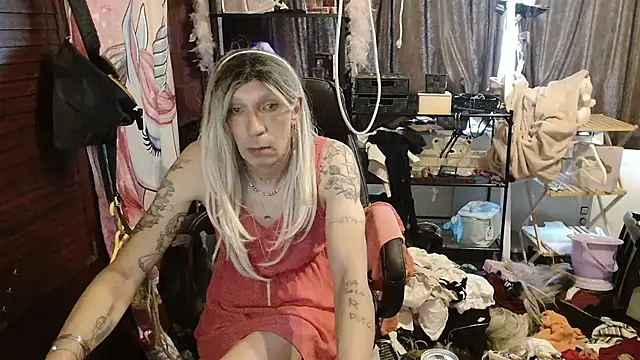 Snapshot of Ombeline1 chatting on 11/13/25, 10:41 Ombeline1 online show from 11/13/25, 10:41