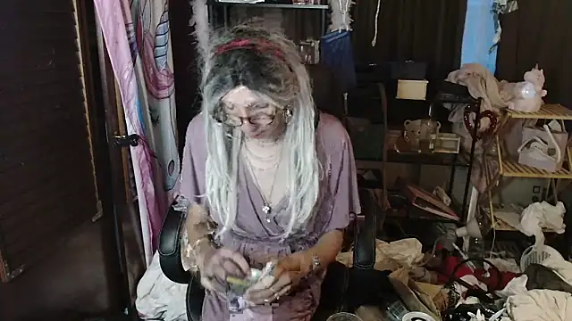 Snapshot of Ombeline1 chatting on 09/16/25, 04:57 Ombeline1 online show from 09/16/25, 04:57