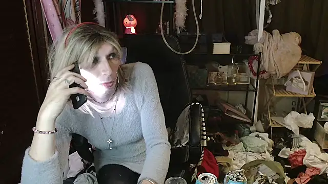 Snapshot of Ombeline1 chatting on 10/16/25, 10:07 Ombeline1 online show from 10/16/25, 10:07