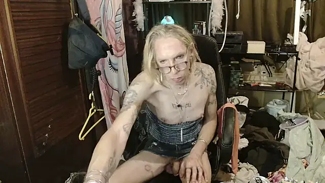 Snapshot of Ombeline1 chatting on 11/18/25, 05:22 Ombeline1 online show from 11/18/25, 05:22