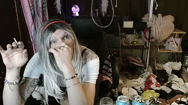 Snapshot of Ombeline1 chatting on 10/13/25, 05:36 Ombeline1 online show from 10/13/25, 05:36