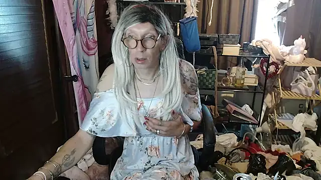 Snapshot of Ombeline1 chatting on 09/12/25, 05:24 Ombeline1 online show from 09/12/25, 05:24