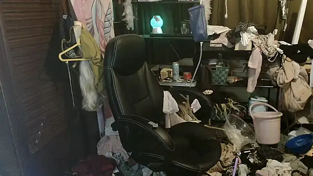 Snapshot of Ombeline1 chatting on 12/17/25, 07:08 Ombeline1 online show from 12/17/25, 07:08