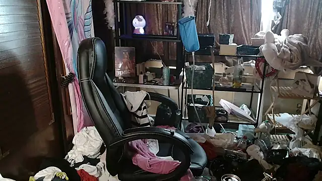 Snapshot of Ombeline1 chatting on 09/25/25, 12:33 Ombeline1 online show from 09/25/25, 12:33