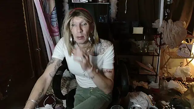 Snapshot of Ombeline1 chatting on 10/24/25, 07:35 Ombeline1 online show from 10/24/25, 07:35