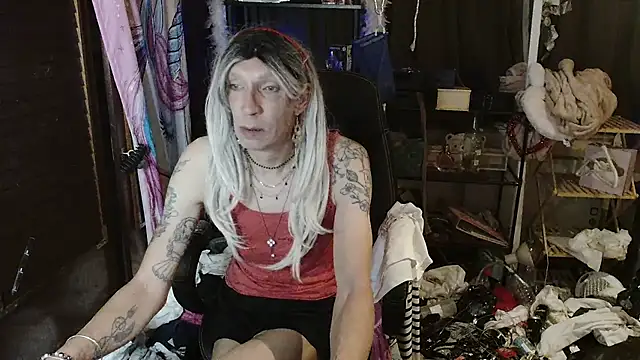 Snapshot of Ombeline1 chatting on 10/05/25, 12:12 Ombeline1 online show from 10/05/25, 12:12