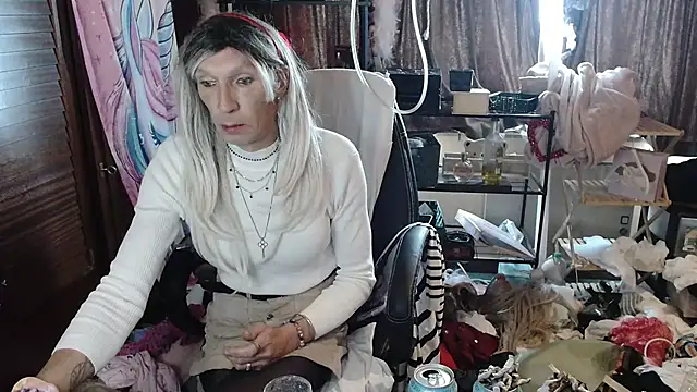 Snapshot of Ombeline1 chatting on 10/19/25, 12:08 Ombeline1 online show from 10/19/25, 12:08