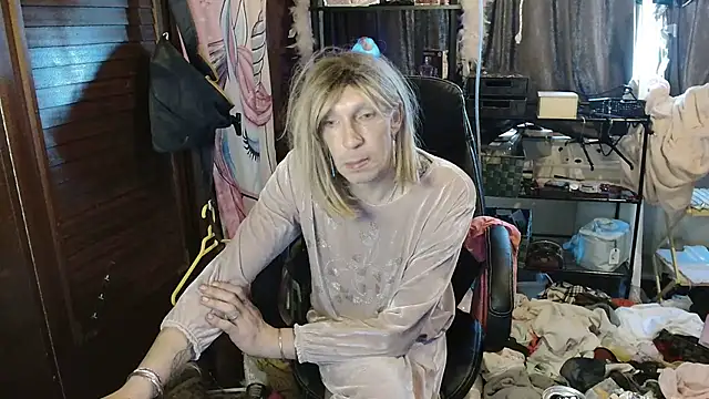 Snapshot of Ombeline1 chatting on 11/21/25, 10:58 Ombeline1 online show from 11/21/25, 10:58