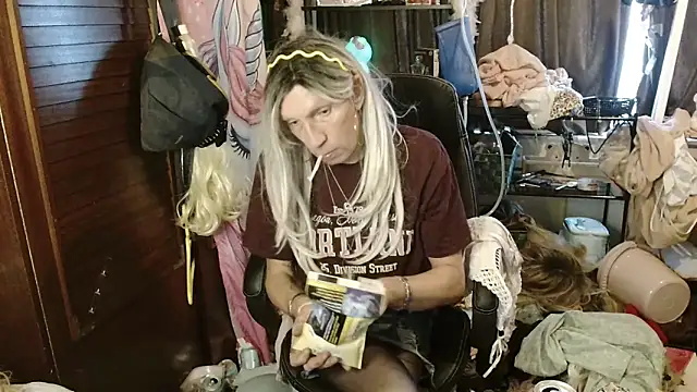 Snapshot of Ombeline1 chatting on 12/04/25, 12:26 Ombeline1 online show from 12/04/25, 12:26