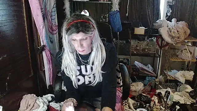 Snapshot of Ombeline1 chatting on 10/04/25, 07:43 Ombeline1 online show from 10/04/25, 07:43