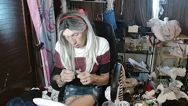 Snapshot of Ombeline1 chatting on 10/05/25, 04:20 Ombeline1 online show from 10/05/25, 04:20