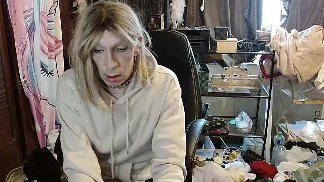 Snapshot of Ombeline1 chatting on 10/26/25, 08:15 Ombeline1 online show from 10/26/25, 08:15