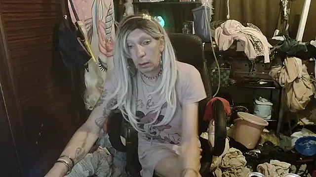 Snapshot of Ombeline1 chatting on 12/16/25, 05:22 Ombeline1 online show from 12/16/25, 05:22