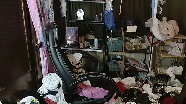 Snapshot of Ombeline1 chatting on 09/27/25, 05:52 Ombeline1 online show from 09/27/25, 05:52