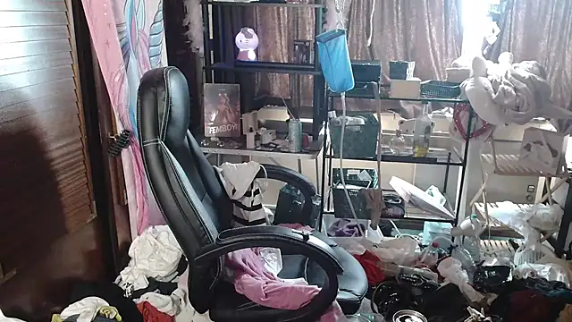 Snapshot of Ombeline1 chatting on 09/26/25, 12:45 Ombeline1 online show from 09/26/25, 12:45