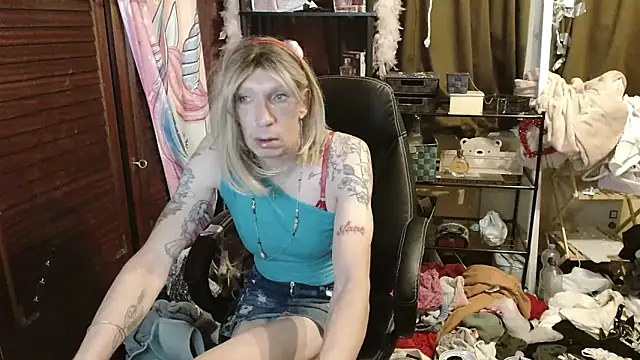 Snapshot of Ombeline1 chatting on 10/27/25, 02:01 Ombeline1 online show from 10/27/25, 02:01