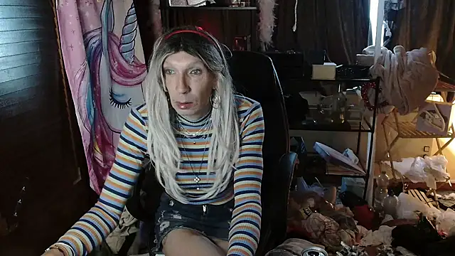 Snapshot of Ombeline1 chatting on 10/24/25, 06:34 Ombeline1 online show from 10/24/25, 06:34