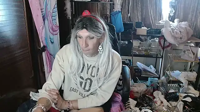 Snapshot of Ombeline1 chatting on 10/02/25, 10:07 Ombeline1 online show from 10/02/25, 10:07