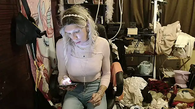 Snapshot of Ombeline1 chatting on 11/12/25, 06:45 Ombeline1 online show from 11/12/25, 06:45