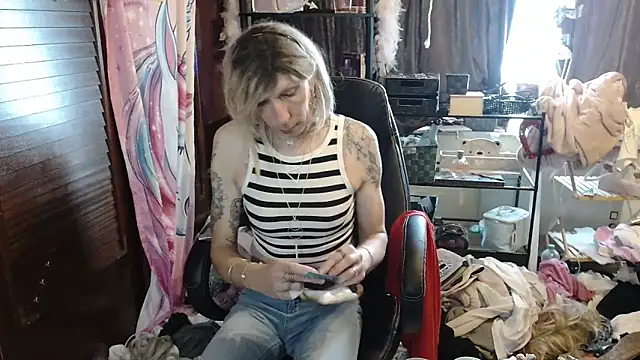 Snapshot of Ombeline1 chatting on 10/31/25, 11:51 Ombeline1 online show from 10/31/25, 11:51