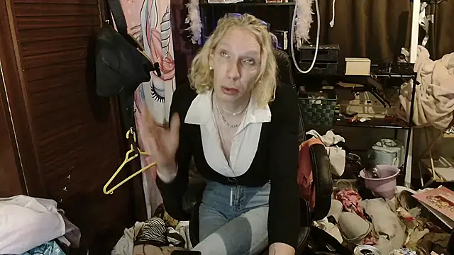 Snapshot of Ombeline1 chatting on 11/17/25, 05:17 Ombeline1 online show from 11/17/25, 05:17