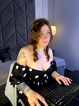 SophiePure online show from 10/16/25, 08:50