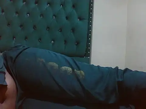 Snapshot of Sexy_Riri chatting on 06/14/26, 12:17 Sexy Riri online show from 06/14/26, 12:17