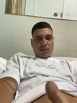 Snapshot of guiii012 chatting on 12/19/25, 05:43 guiii012 online show from 12/19/25, 05:43