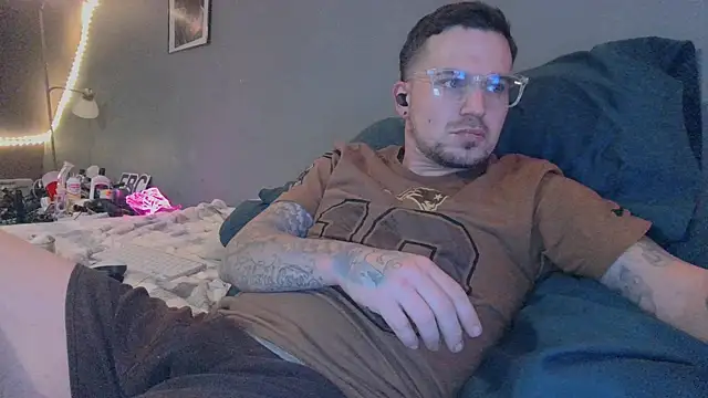 Snapshot of bigcocktat2dude603 chatting on 12/28/24, 02:10 bigcocktat2dude603 online show from 12/28/24, 02:10