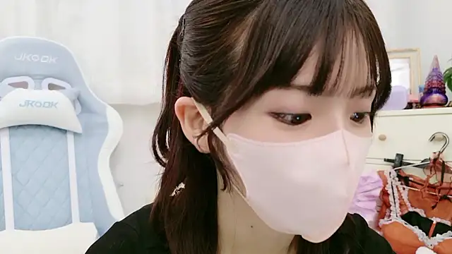 Snapshot of -minami- chatting on 11/23/25, 12:04 -minami- online show from 11/23/25, 12:04