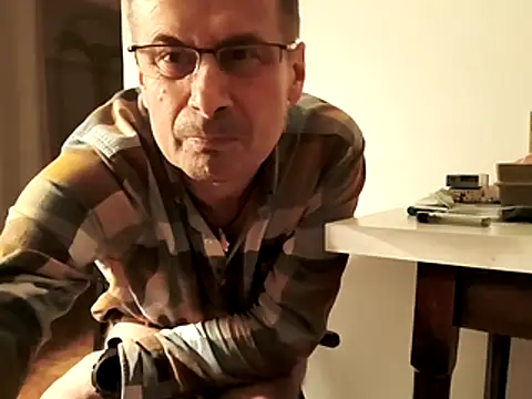 Snapshot of gendos777 chatting on 12/18/25, 02:54 gendos777 online show from 12/18/25, 02:54