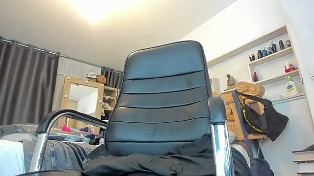 Snapshot of pollet_brown chatting on 06/19/26, 01:11 pollet brown online show from 06/19/26, 01:11