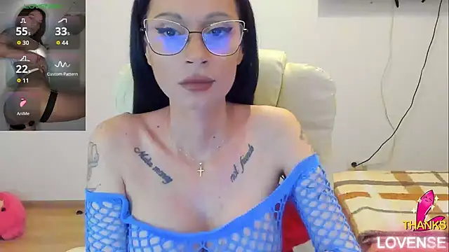 kissnicol32 online show from 05/13/26, 04:14