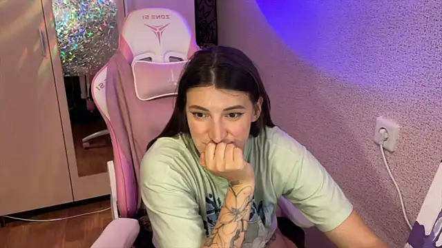 Snapshot of Katrin__kiss chatting on 04/16/26, 08:42 Katrin kiss online show from 04/16/26, 08:42