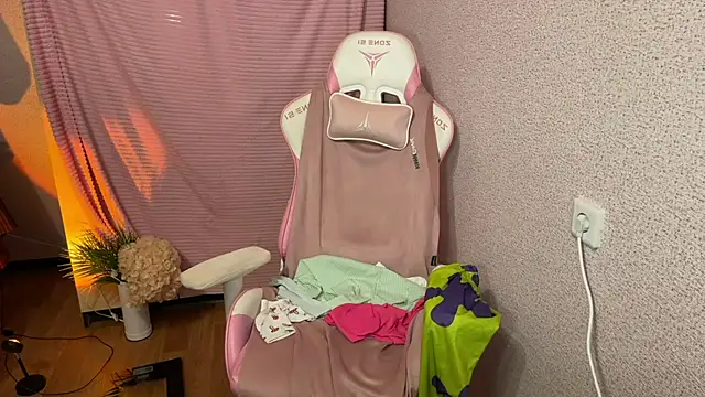 Snapshot of Katrin__kiss chatting on 12/04/25, 07:02 Katrin kiss online show from 12/04/25, 07:02