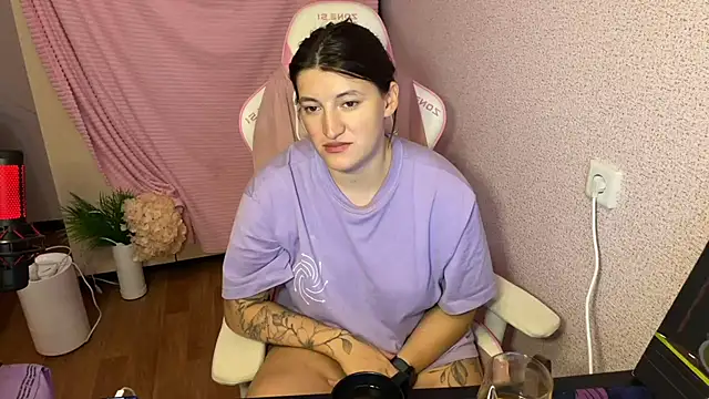 Snapshot of Katrin__kiss chatting on 11/21/25, 04:39 Katrin kiss online show from 11/21/25, 04:39