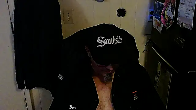 Snapshot of KrazyLegz chatting on 11/19/25, 11:27 KrazyLegz online show from 11/19/25, 11:27