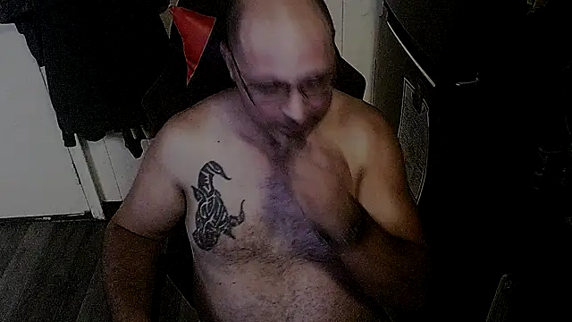 Snapshot of KrazyLegz chatting on 10/15/25, 11:35 KrazyLegz online show from 10/15/25, 11:35