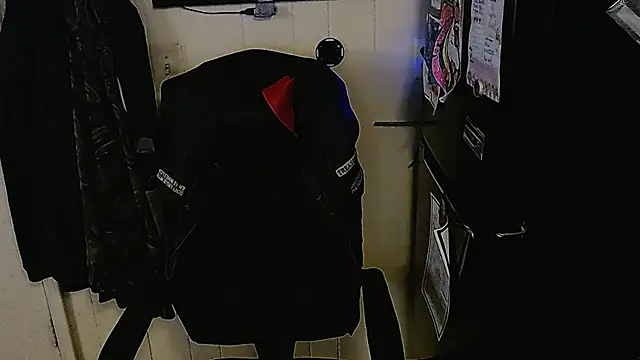 Snapshot of KrazyLegz chatting on 11/14/25, 11:41 KrazyLegz online show from 11/14/25, 11:41