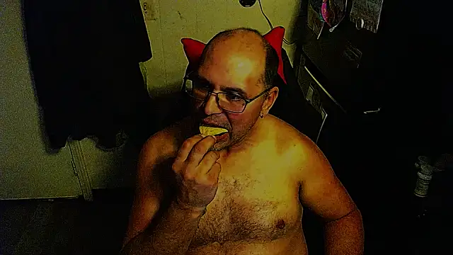 Snapshot of KrazyLegz chatting on 12/22/25, 06:24 KrazyLegz online show from 12/22/25, 06:24